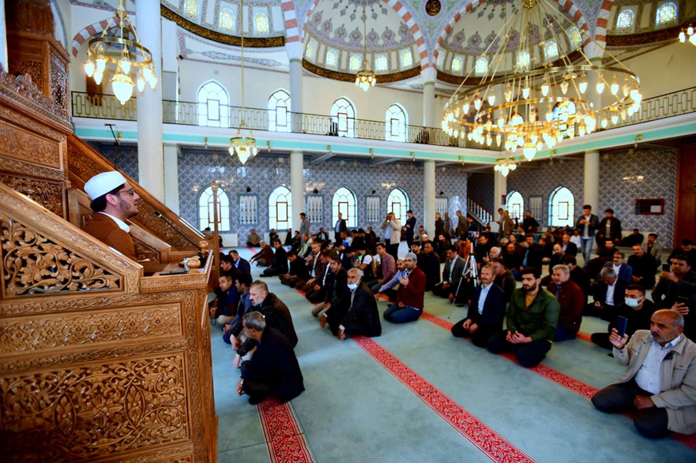 Vanlı İmam Hatip Muhsin Kara Van YYÜ’de Ezan ve Kur’an-ı Kerim okudu Vanlı İmam Hatip Muhsin Kara Van YYÜ’de Ezan ve Kur’an-ı Kerim okudu